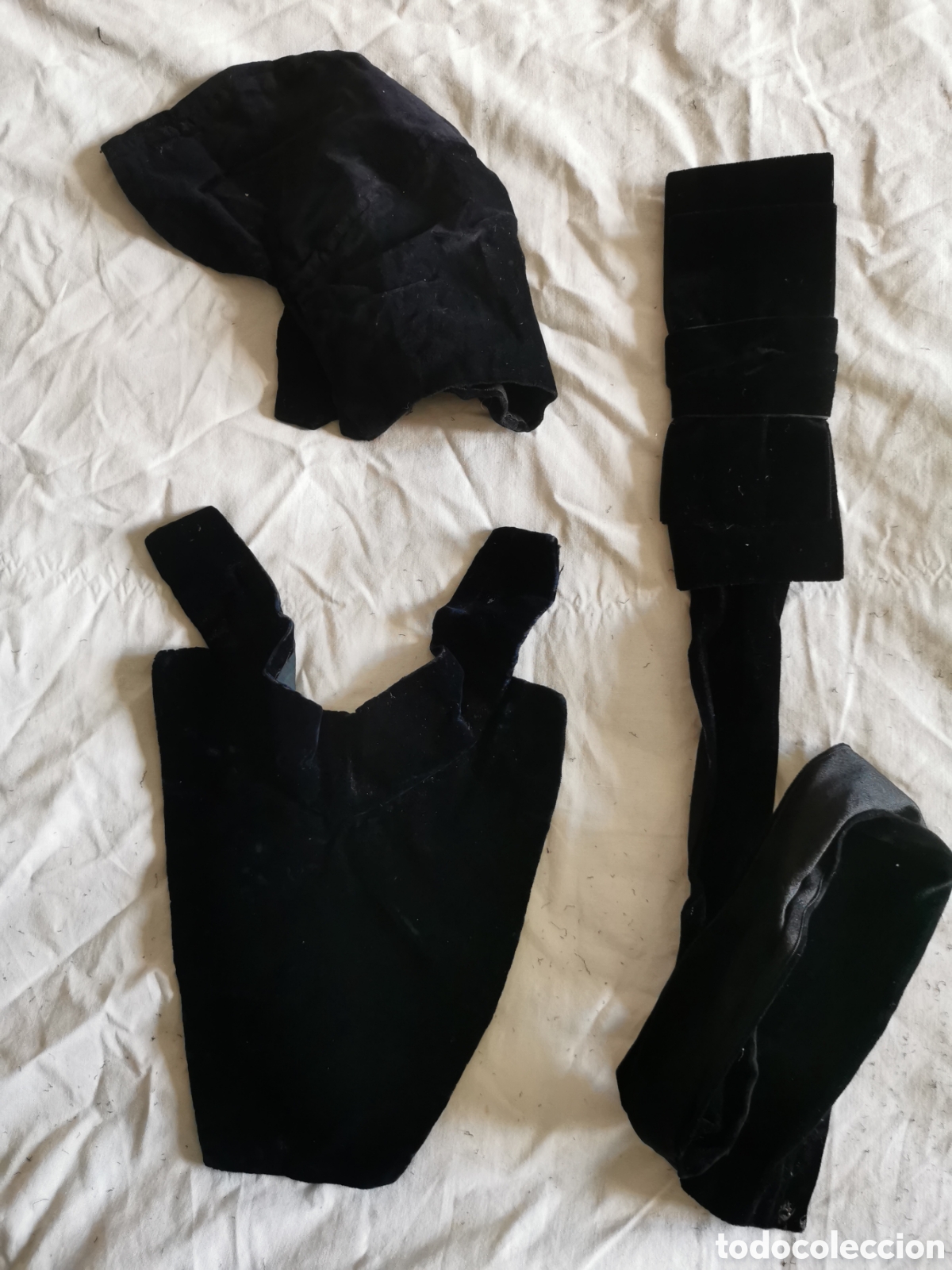 Antig&uuml;edades: Pechera, capota y lazo terciopelo - Foto 1