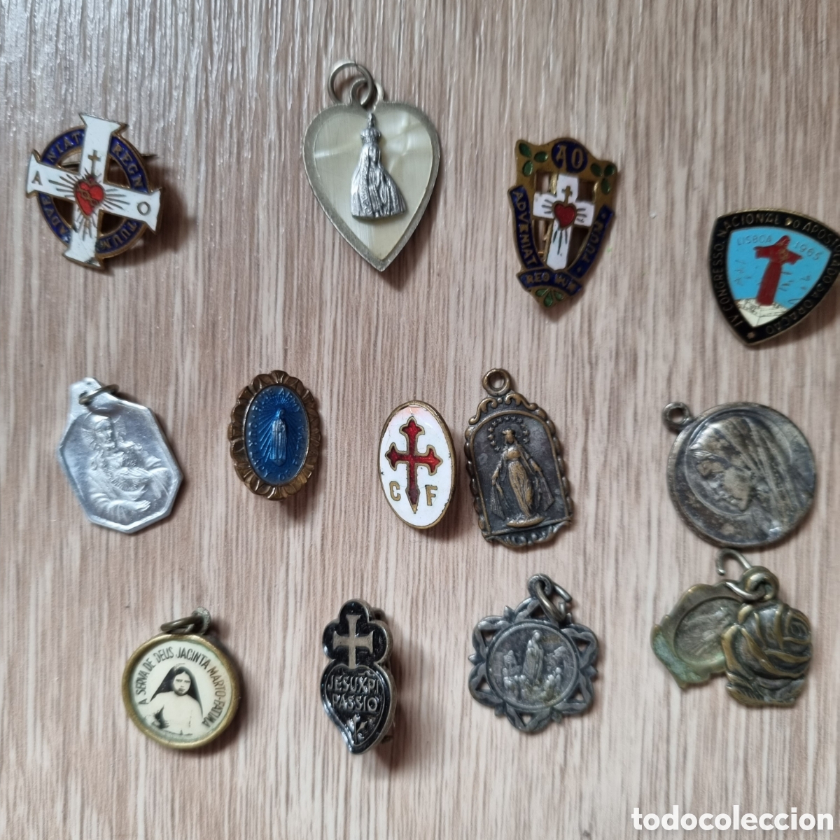 Antiquit&eacute;s: Antiguas medallas e insignias religiosas. Lote de 13. Distintas im&aacute;genes y materiales.