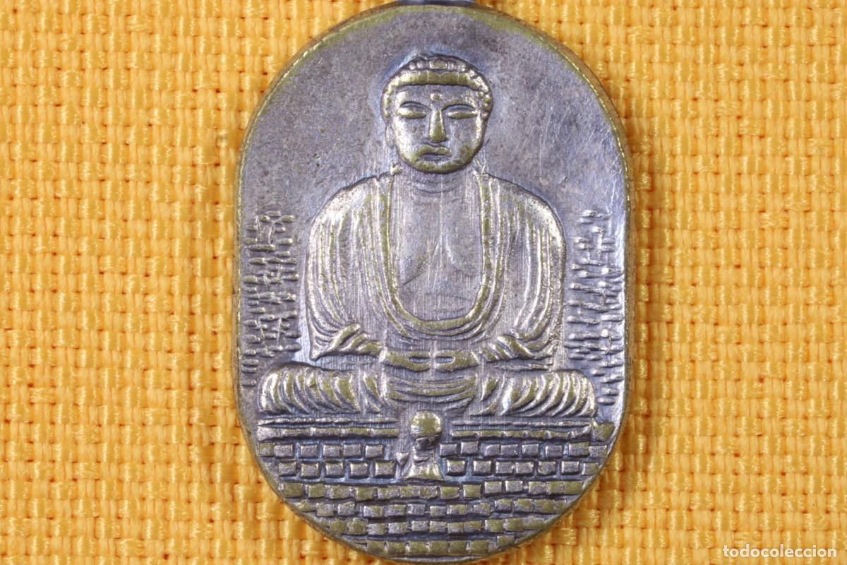 Antig&uuml;edades: Medalla peque&ntilde;a Buda de lat&oacute;n. Letras chinas. Small brass Buddha medal. Chinese letters.
