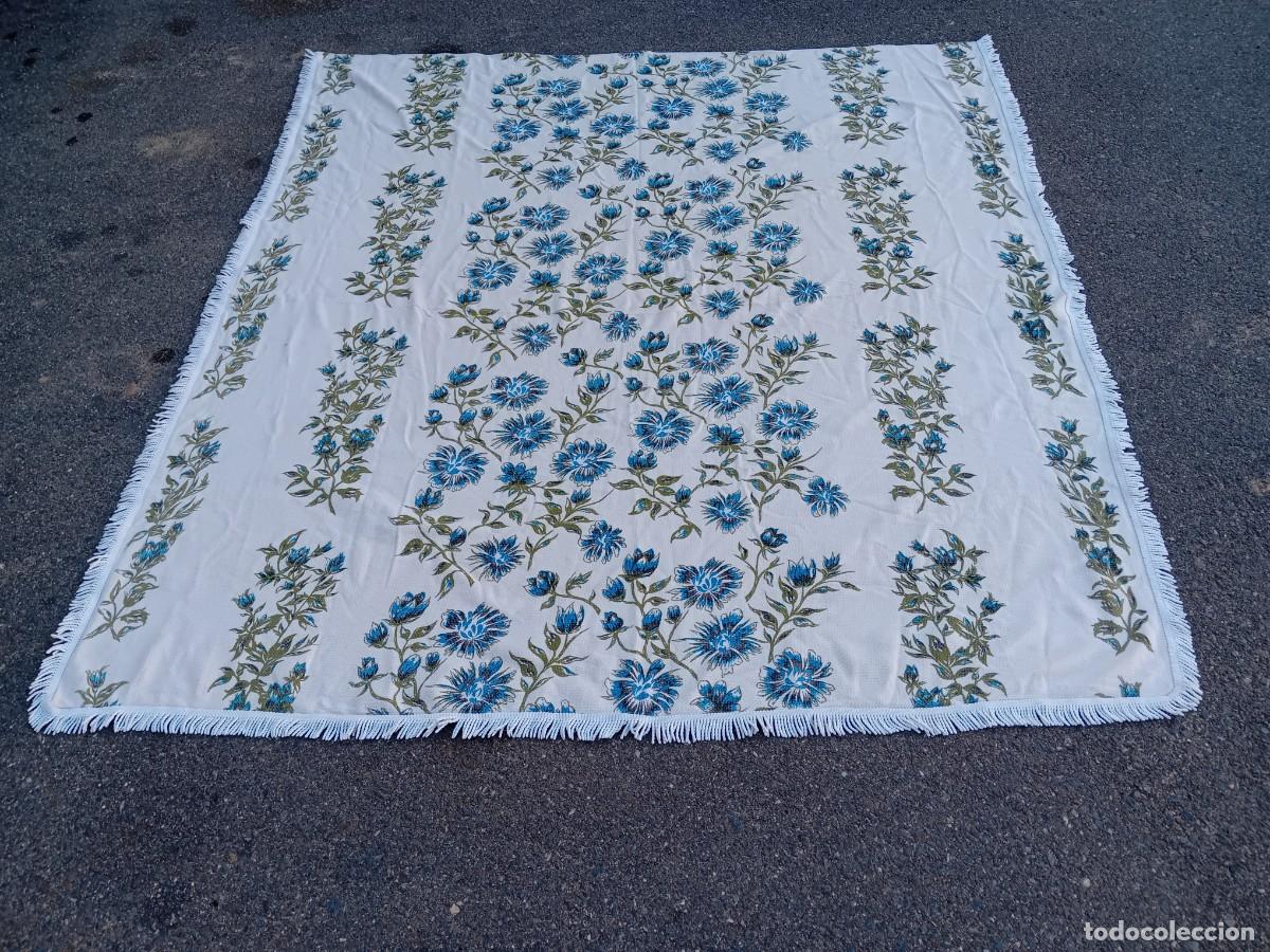 Antig&uuml;edades: Colcha de hilo decorada con flores d&eacute;cada de los 70. - Foto 1