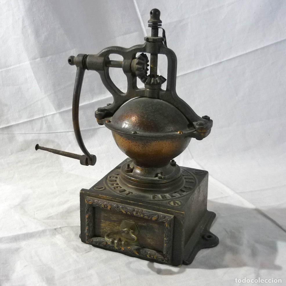 Antiquit&eacute;s: Antiguo molinillo de caf&eacute; Peugeot Freres Brevetes S.G.D.G., hierro y madera