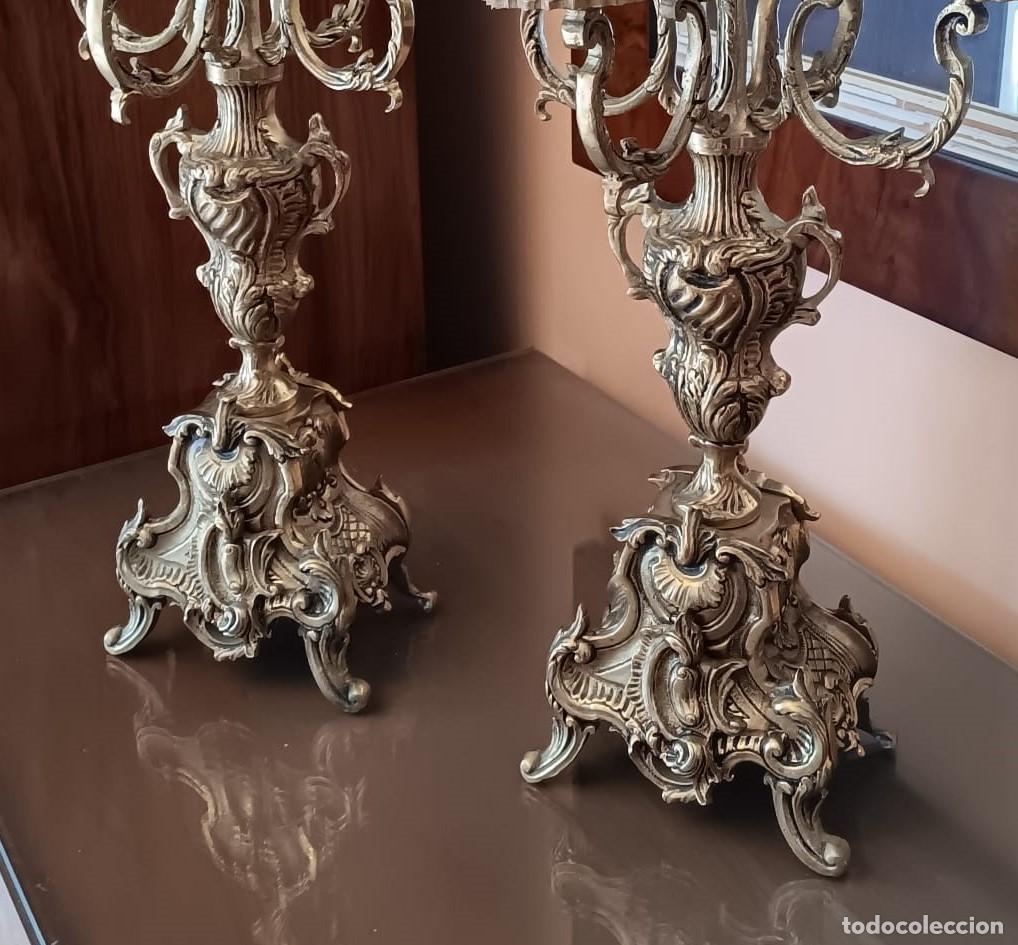 Antig&uuml;edades: PAREJA DE CANDELABROS DE BRONCE - Foto 2