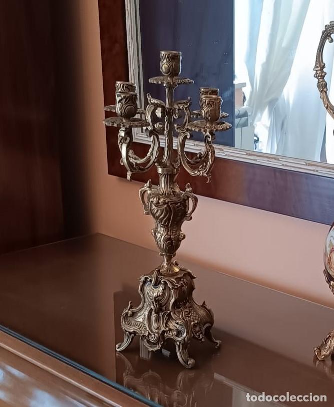 Antig&uuml;edades: PAREJA DE CANDELABROS DE BRONCE - Foto 3