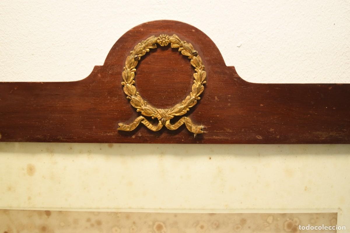 Antig&uuml;edades: Marco de madera con remates de lat&oacute;n - Foto 3