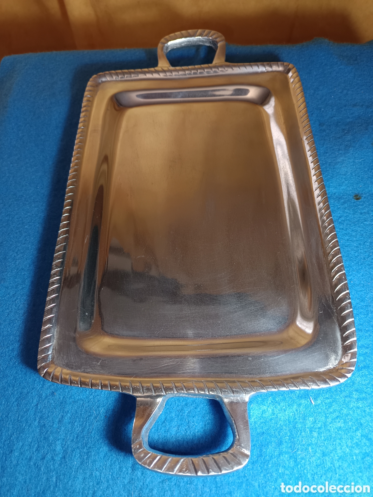 Antig&uuml;edades: bandeja de aluminio con asas y borde decorado - Foto 2