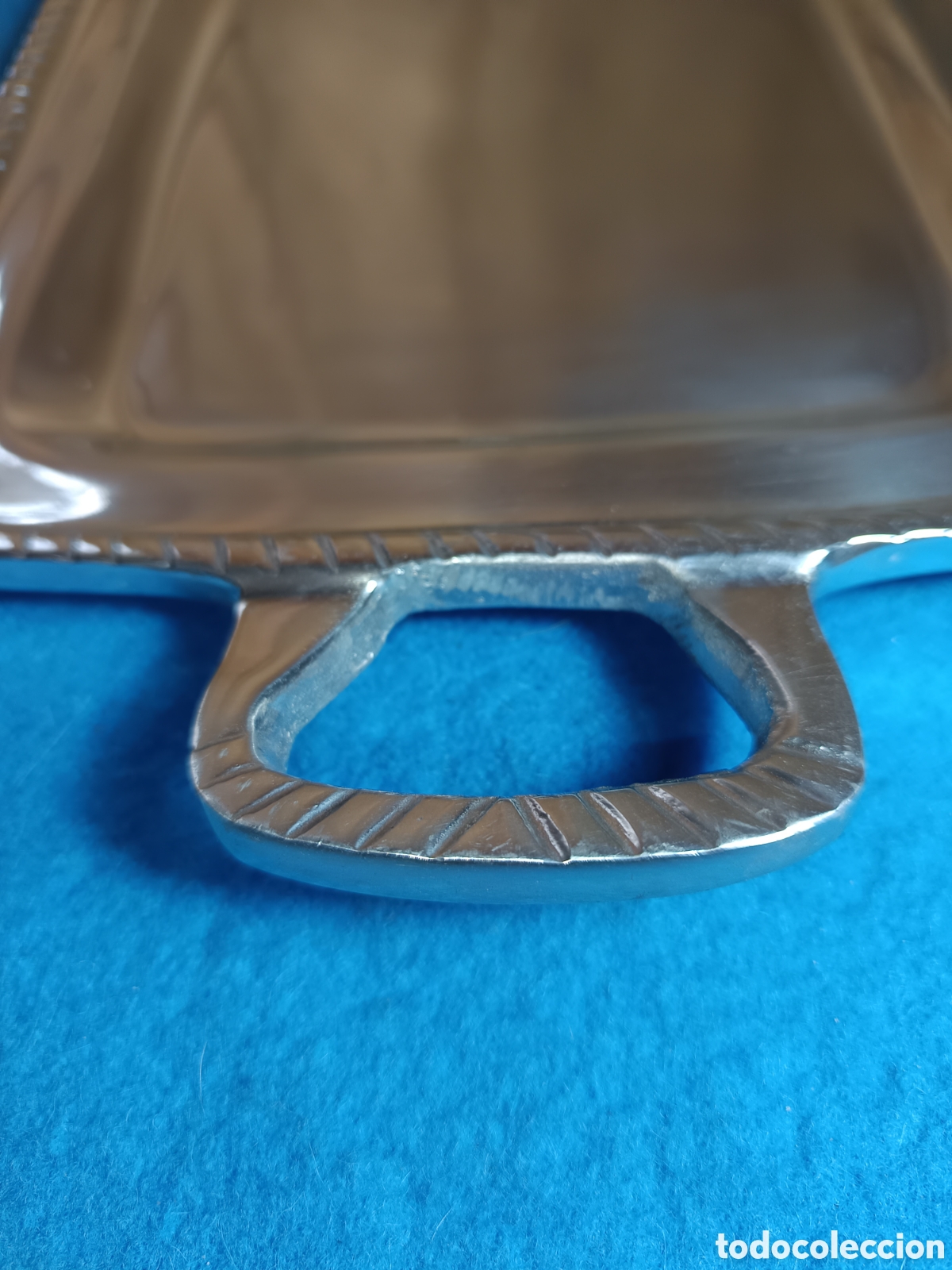 Antig&uuml;edades: bandeja de aluminio con asas y borde decorado - Foto 3