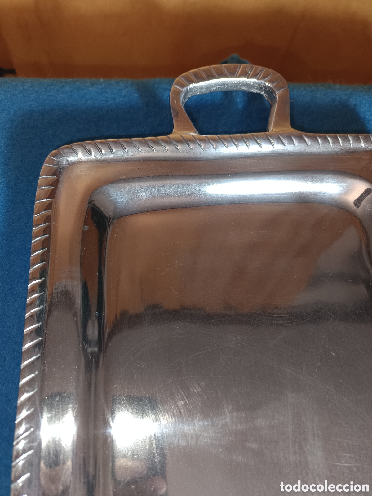 Antig&uuml;edades: bandeja de aluminio con asas y borde decorado - Foto 4