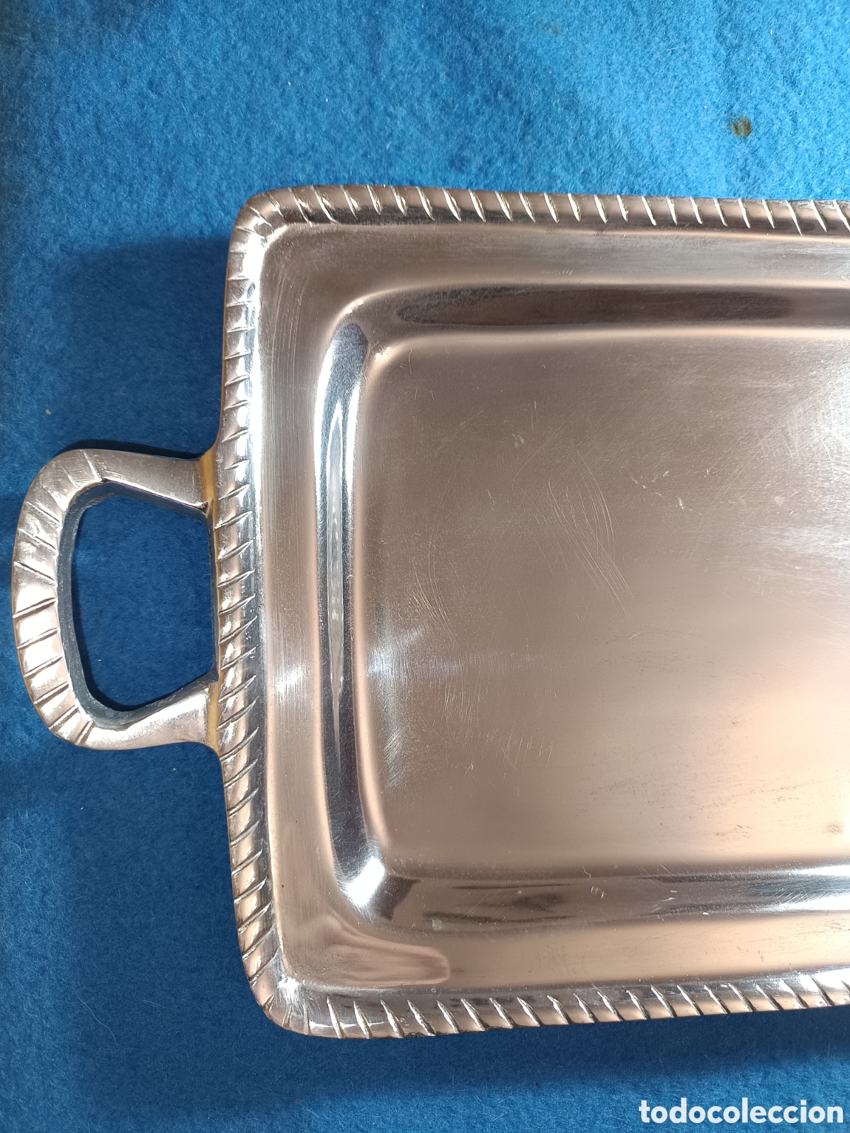 Antig&uuml;edades: bandeja de aluminio con asas y borde decorado - Foto 5