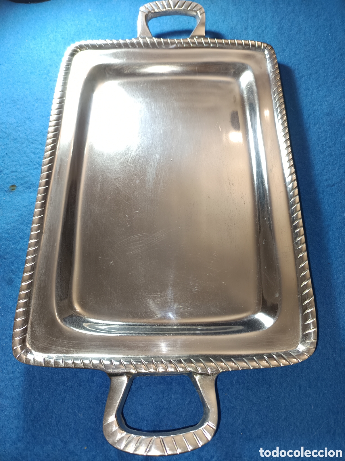 Antig&uuml;edades: bandeja de aluminio con asas y borde decorado - Foto 6