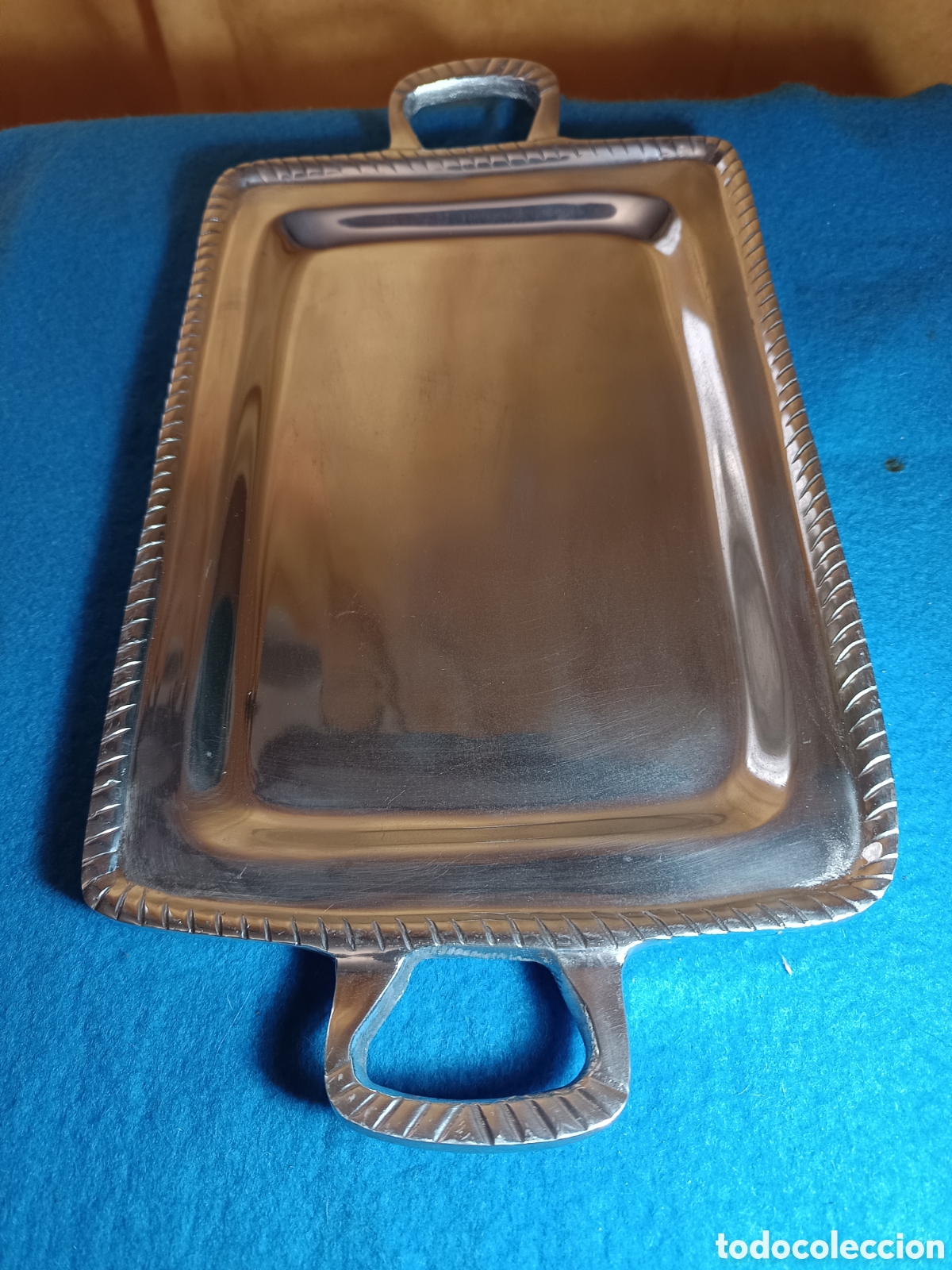 Antig&uuml;edades: bandeja de aluminio con asas y borde decorado - Foto 1