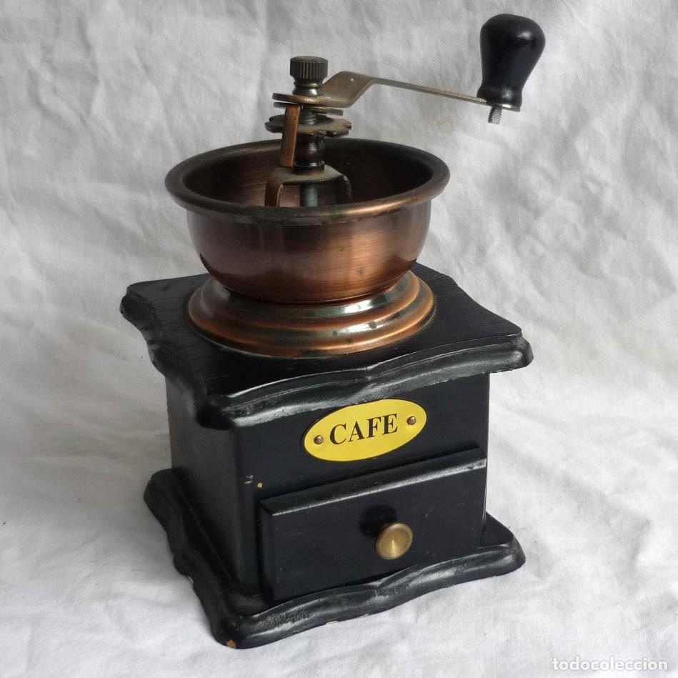Oggetti Antichi: Molinillo de caf&eacute; en madera y metal