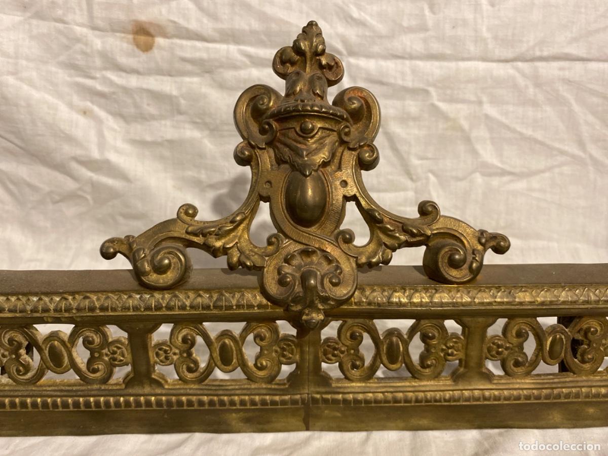 Antig&uuml;edades: FRONTAL DE CHIMENEA ANTIGUO EN BRONCE Y HIERRO. - Foto 3