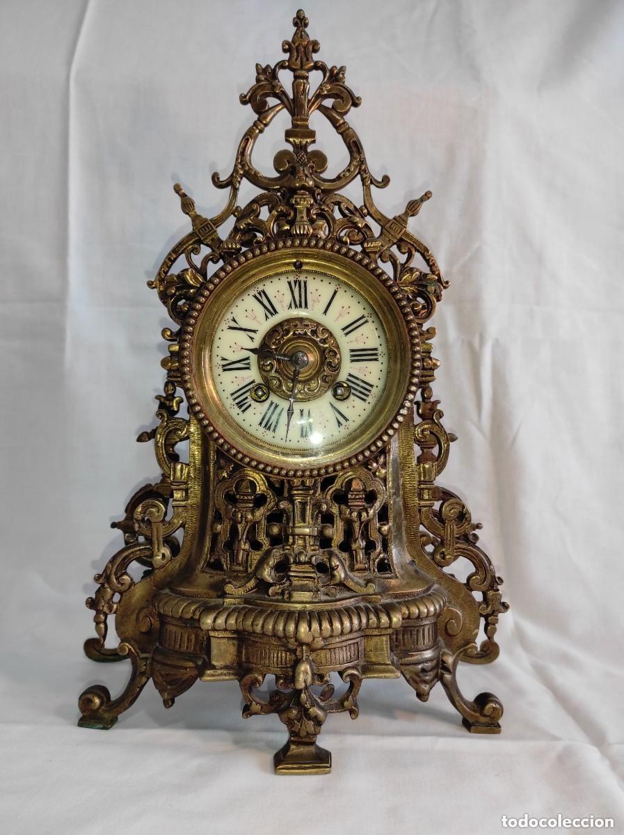 Antig&uuml;edades: Antiguo reloj de p&eacute;ndulo g&oacute;tico franc&eacute;s de bronce - Foto 1