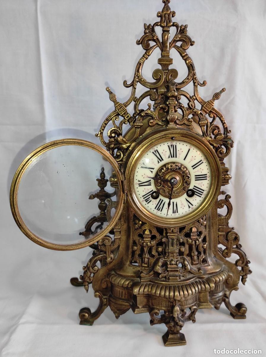 Antig&uuml;edades: Antiguo reloj de p&eacute;ndulo g&oacute;tico franc&eacute;s de bronce - Foto 4