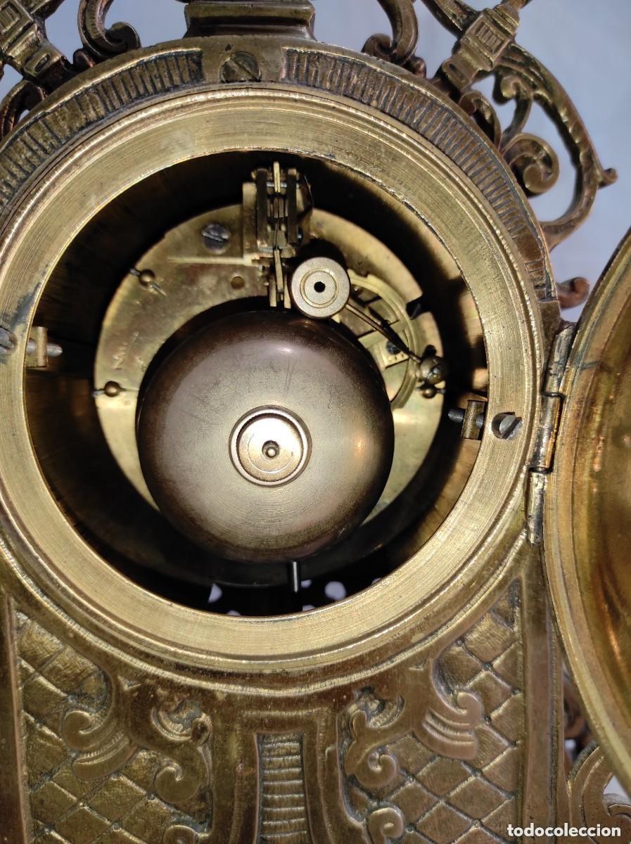 Antig&uuml;edades: Antiguo reloj de p&eacute;ndulo g&oacute;tico franc&eacute;s de bronce - Foto 9