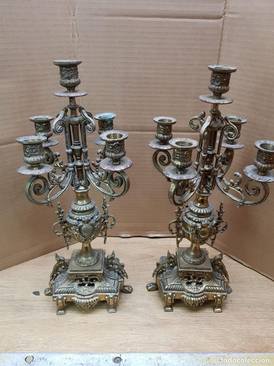 Antig&uuml;edades: PAREJA DE ANTIGUOS CANDELABROS DE BRONCE - Foto 1