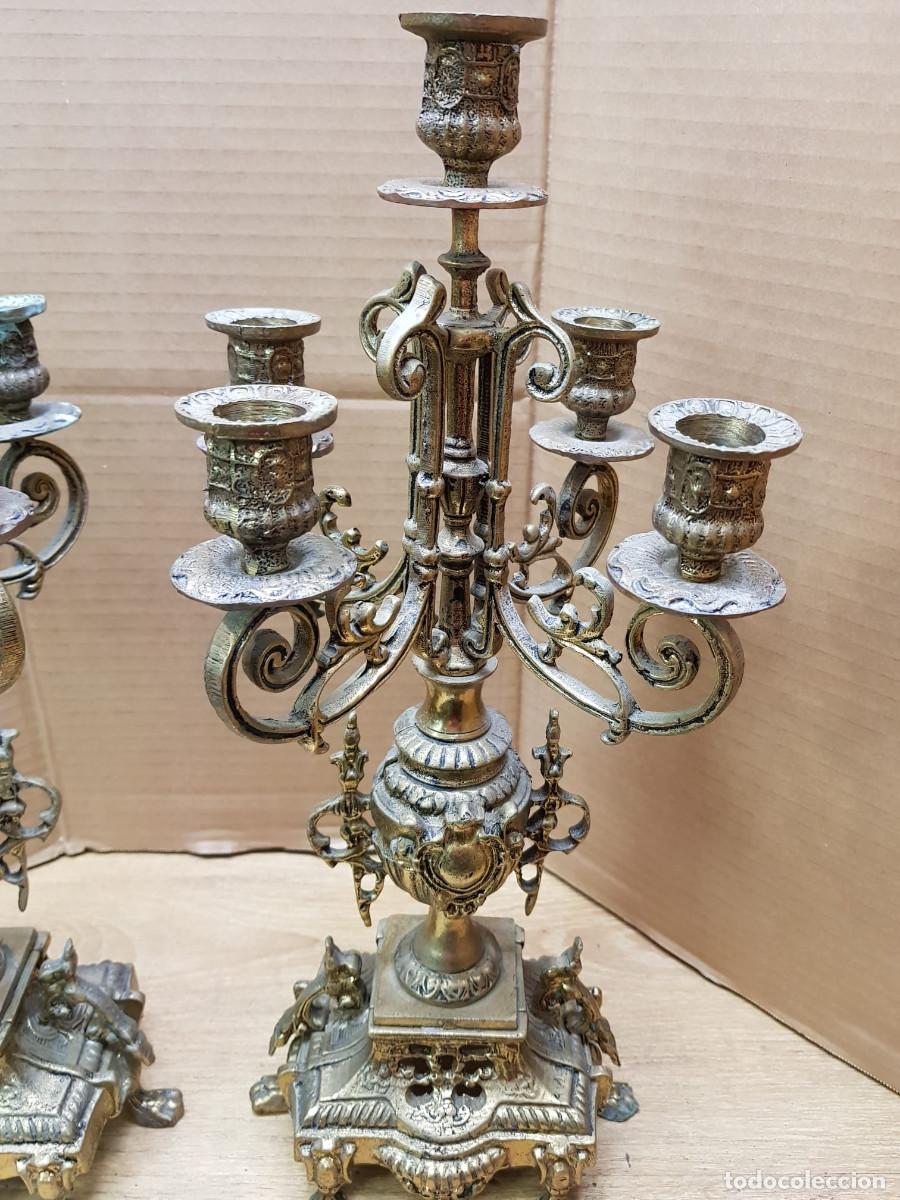 Antig&uuml;edades: PAREJA DE ANTIGUOS CANDELABROS DE BRONCE - Foto 4