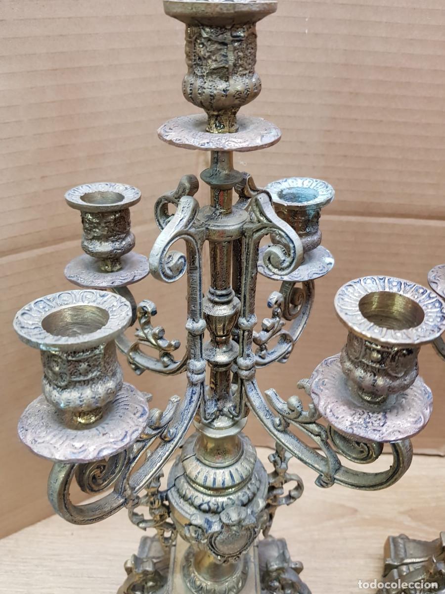 Antig&uuml;edades: PAREJA DE ANTIGUOS CANDELABROS DE BRONCE - Foto 5