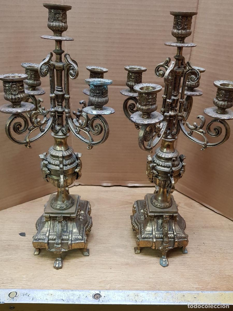 Antig&uuml;edades: PAREJA DE ANTIGUOS CANDELABROS DE BRONCE - Foto 7