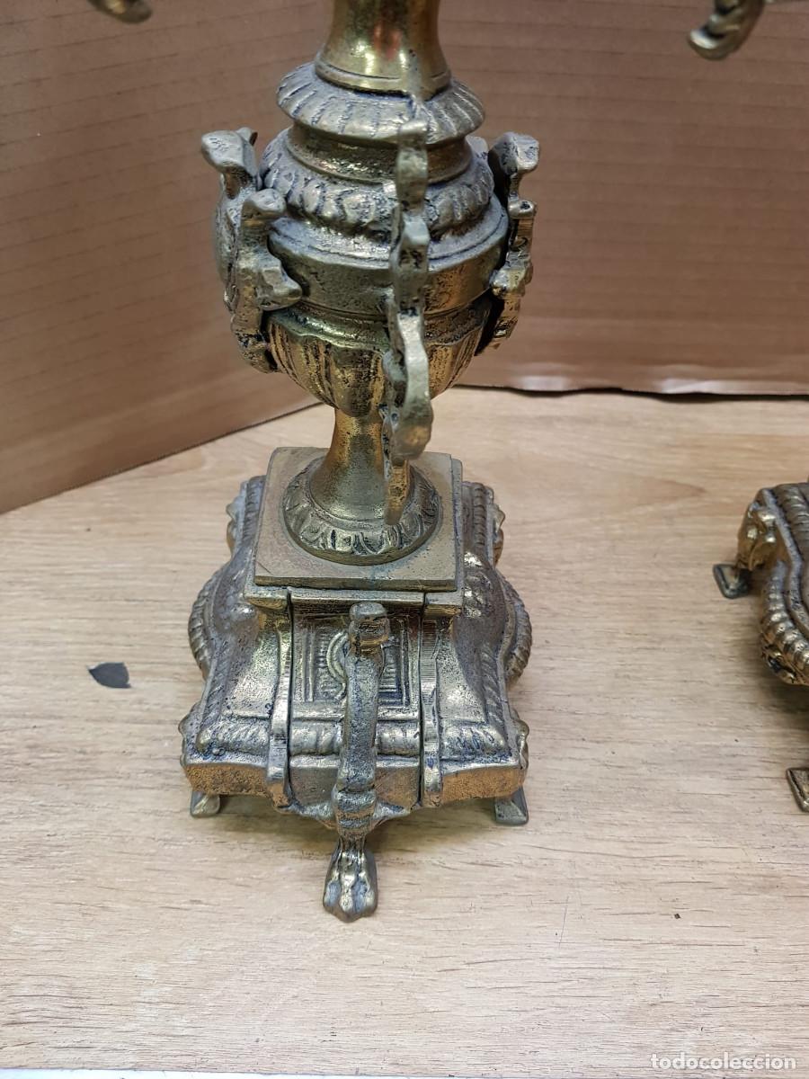 Antig&uuml;edades: PAREJA DE ANTIGUOS CANDELABROS DE BRONCE - Foto 8