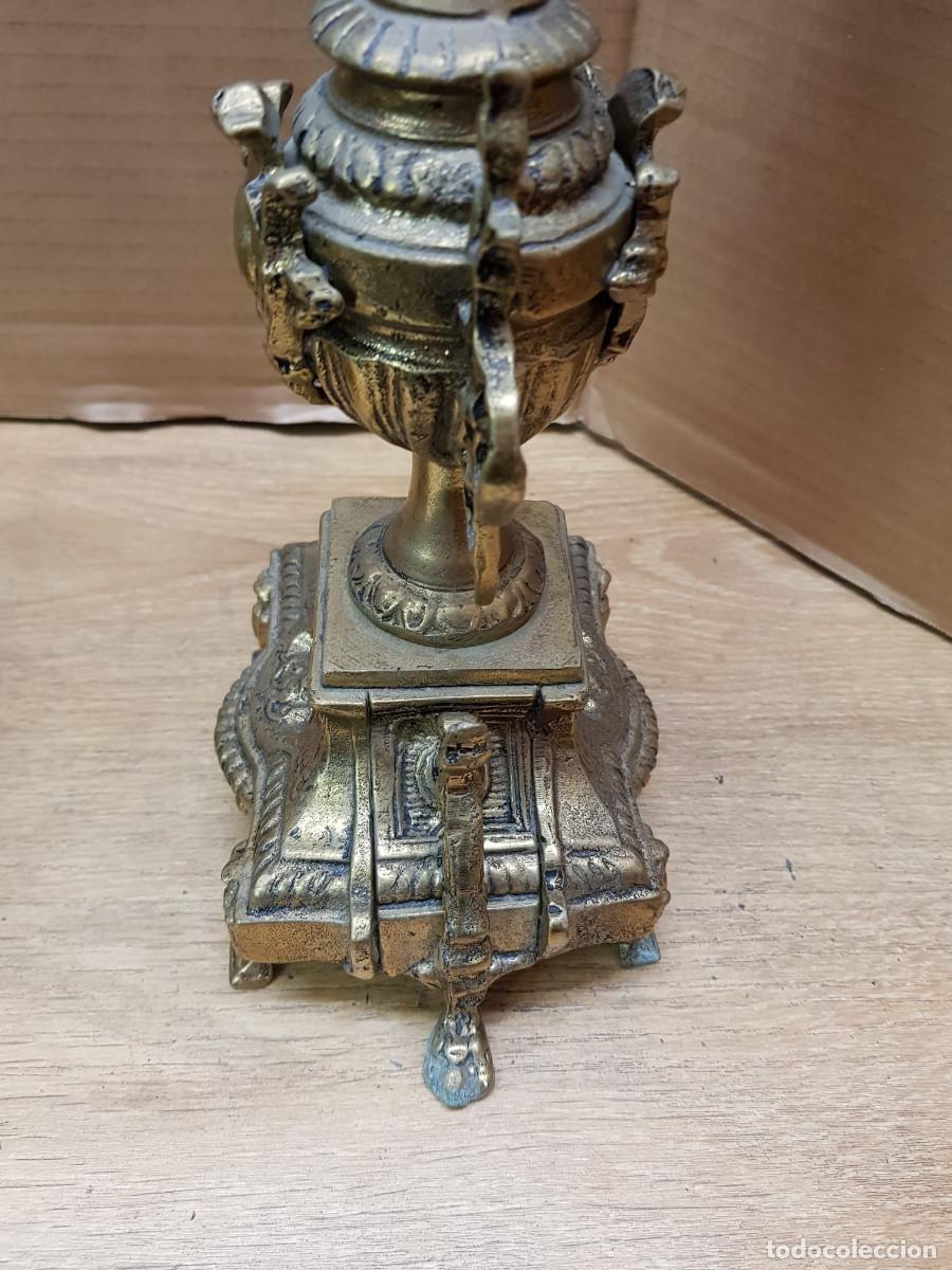 Antig&uuml;edades: PAREJA DE ANTIGUOS CANDELABROS DE BRONCE - Foto 9