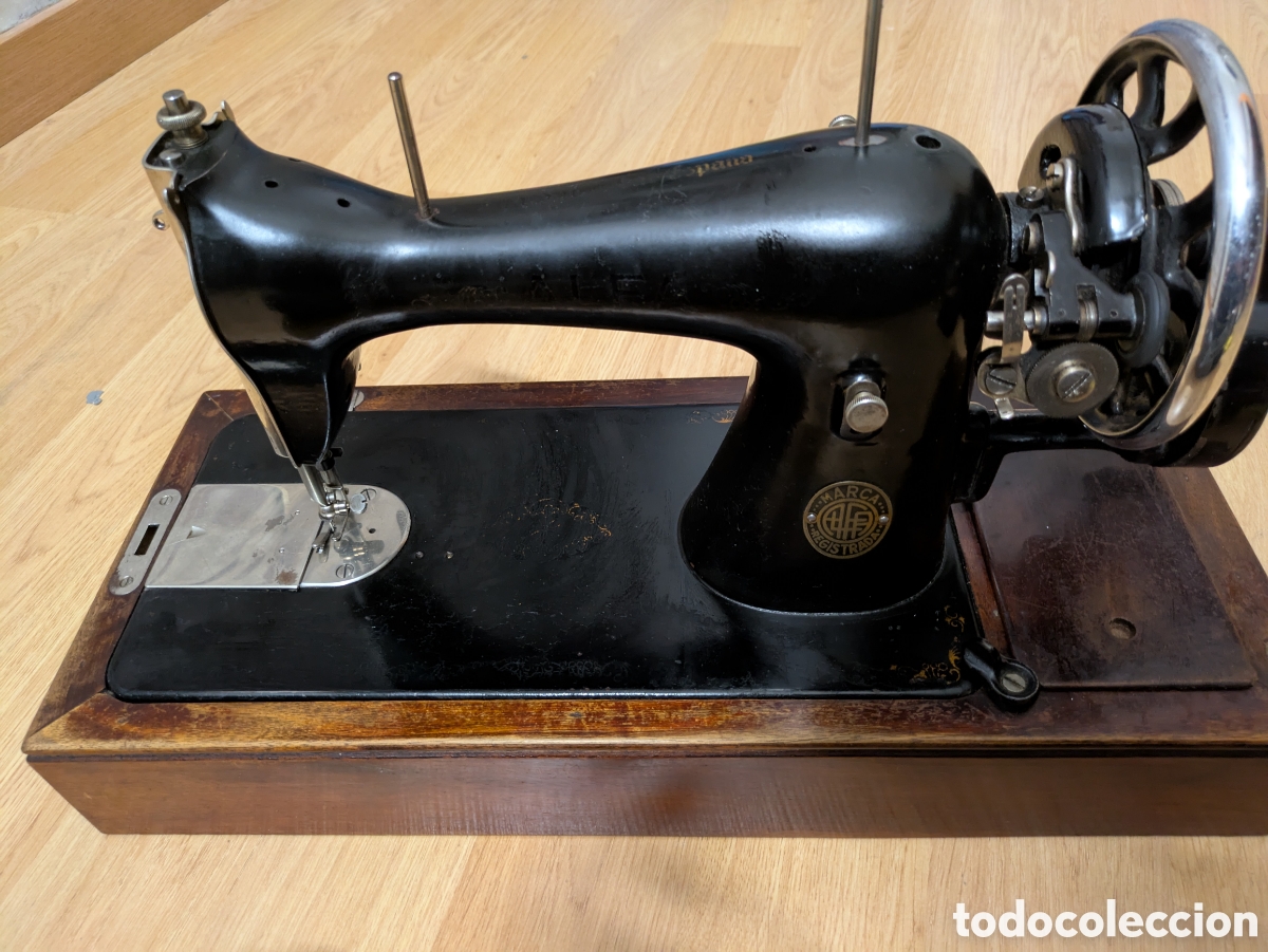 Antig&uuml;edades: Maquina de coser Alfa - Foto 1