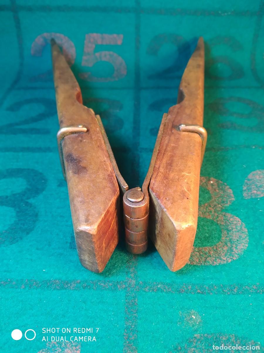 Antig&uuml;edades: CASCANUECES DE MADERA Y LATON - Foto 8