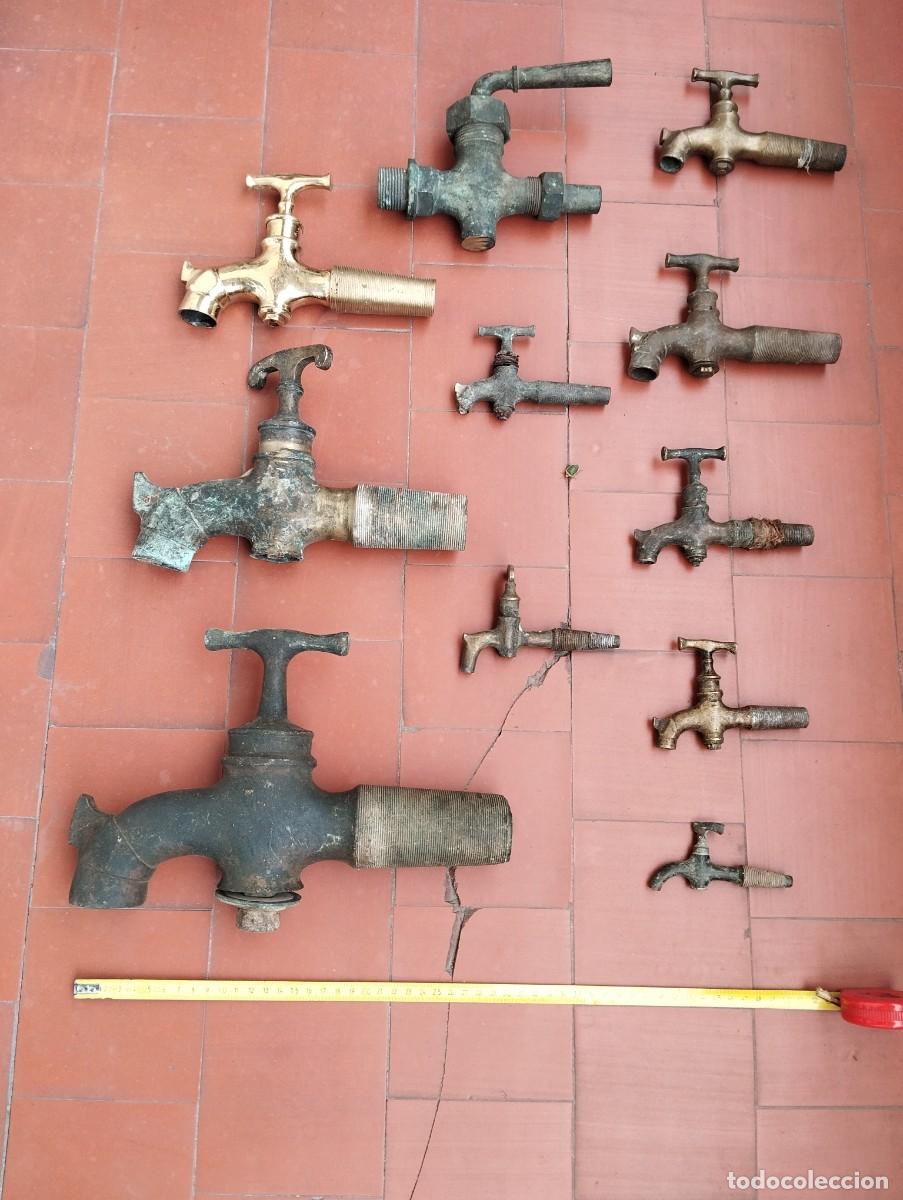 Antig&uuml;edades: Grifos de bronce lat&oacute;n antiguos - Foto 1