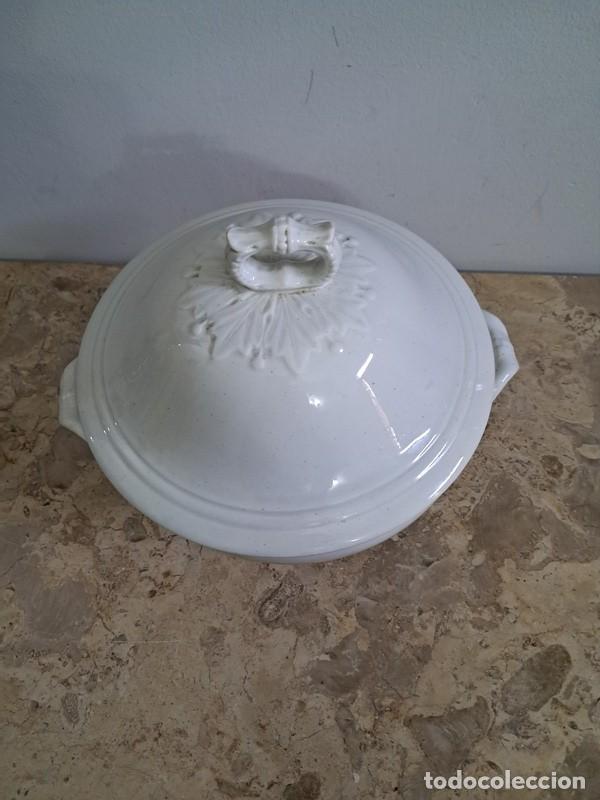 Antig&uuml;edades: PRECIOSA SOPERA BLANCA , CON RELIEVES - Foto 2