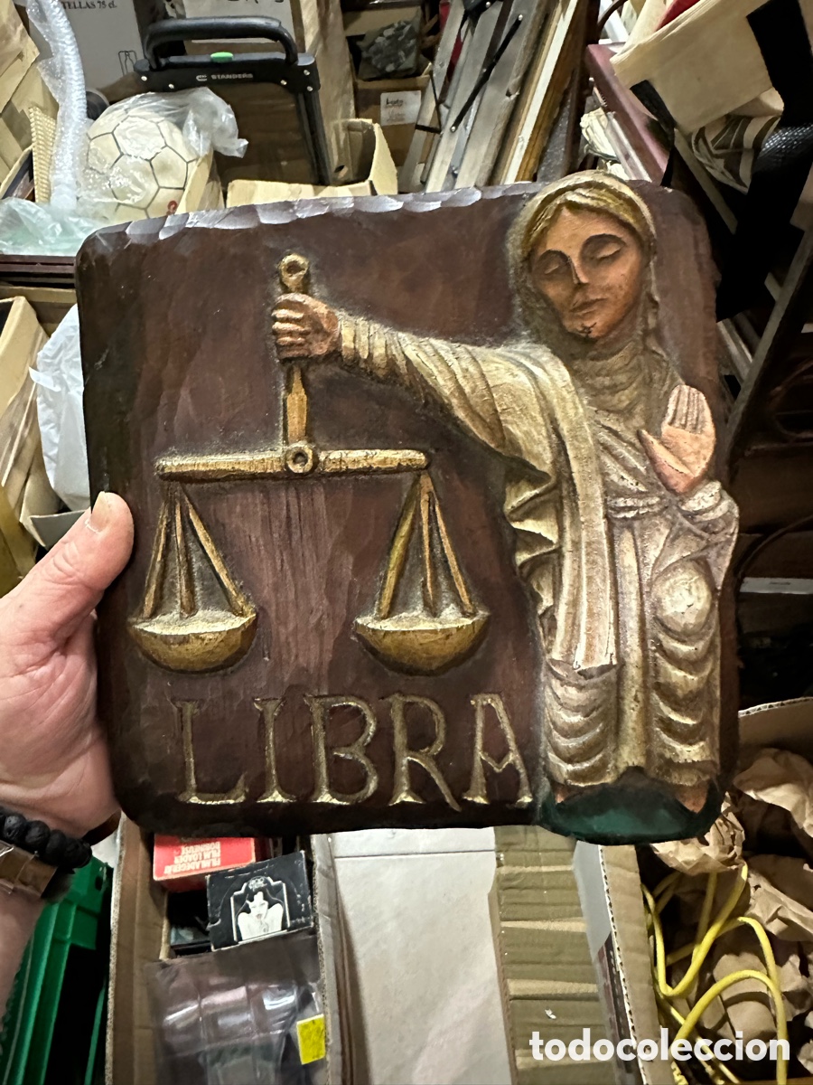 Antig&uuml;edades: Placa tallada en madera horiscopo libra - Foto 1