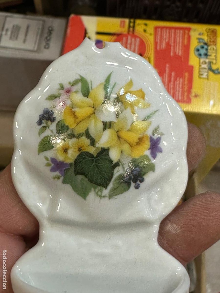 Antig&uuml;edades: Bonito benditera porcelana esmaltada - Foto 2