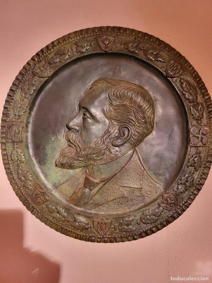 Antig&uuml;edades: Sabino Arana - Placa circular de bronce 49 cm - Foto 1