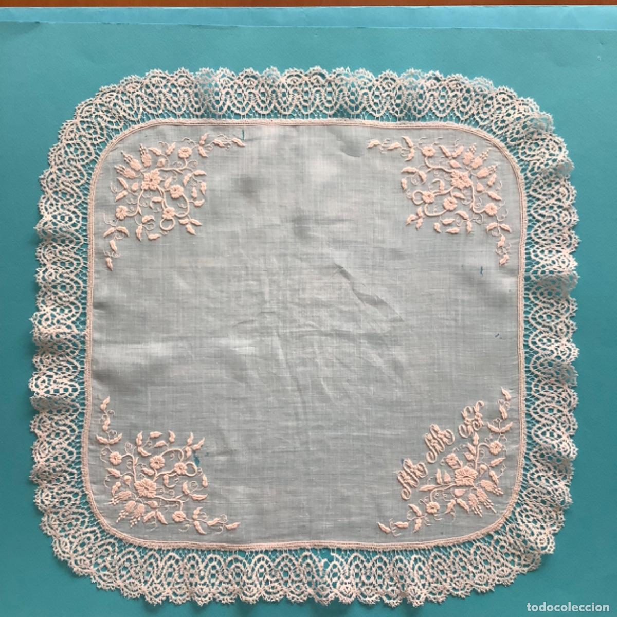Antiguidades: Panuelo antiguo con bordado y encaje iniciales MM H 45 cm blanco