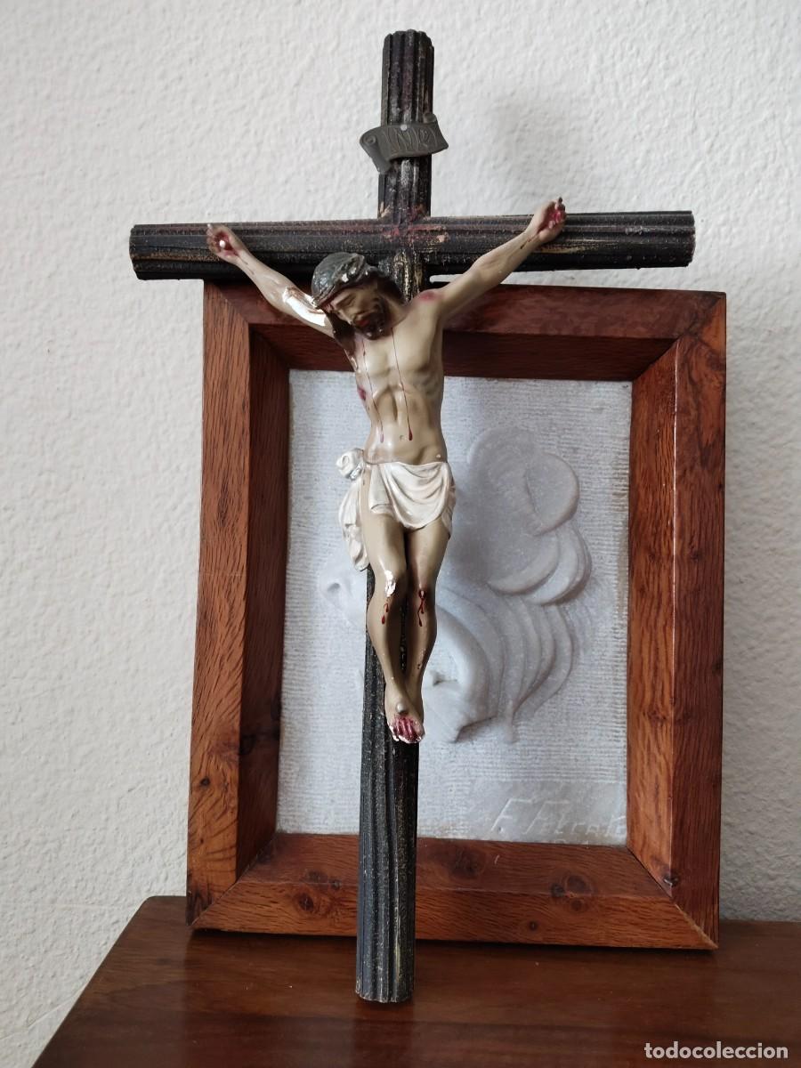 Antig&uuml;edades: Crucifijo en escayola. - Foto 1