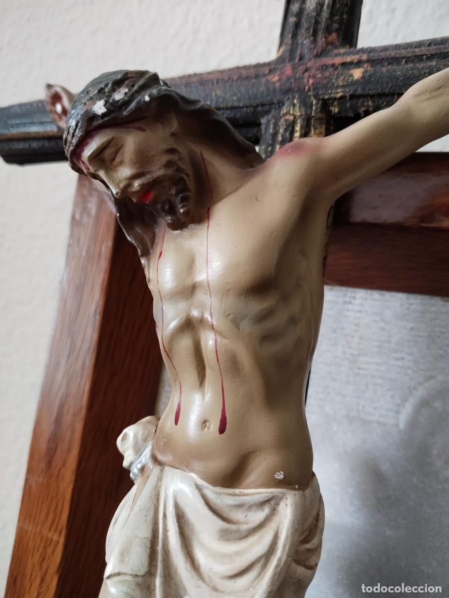 Antig&uuml;edades: Crucifijo en escayola. - Foto 2