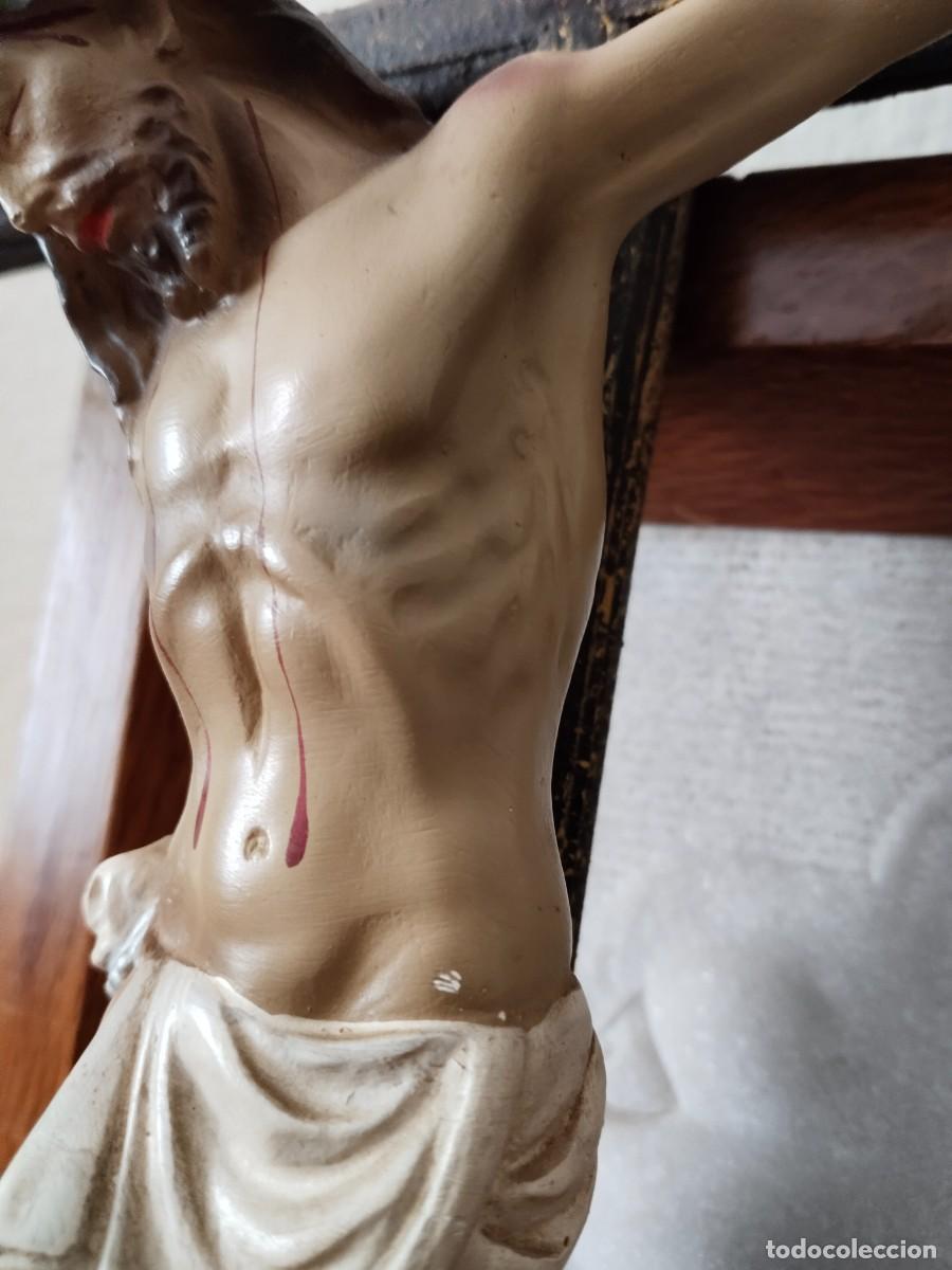 Antig&uuml;edades: Crucifijo en escayola. - Foto 3