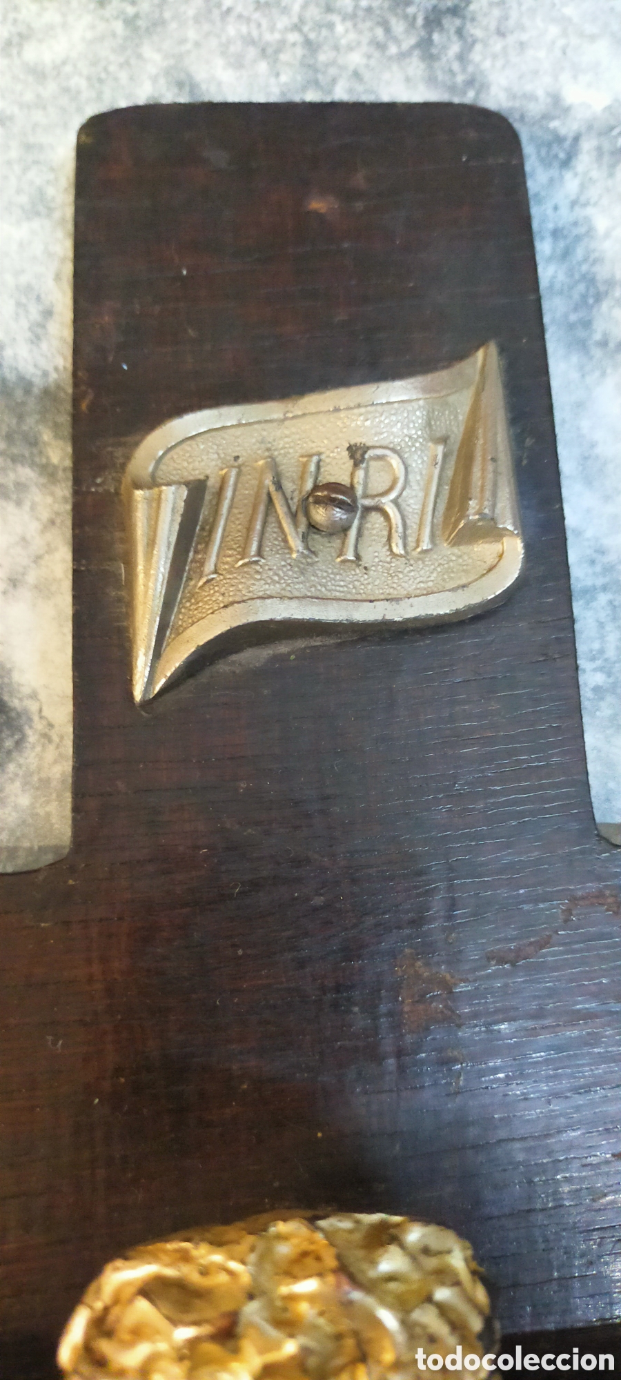 Antig&uuml;edades: Cruz de pared metal y madera - Foto 10