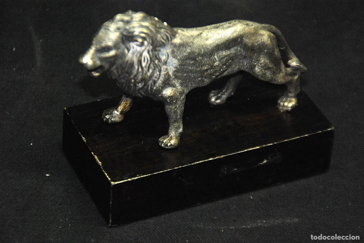 Antig&uuml;edades: Le&oacute;n de metal con base de madera - Foto 1