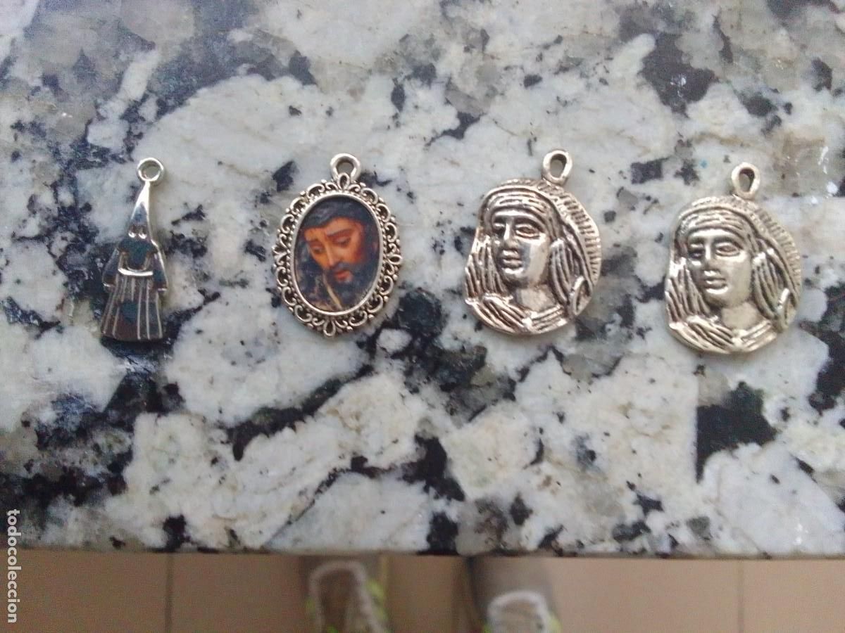 Antig&uuml;edades: Lote de 4 colgantes religiosos - Foto 1