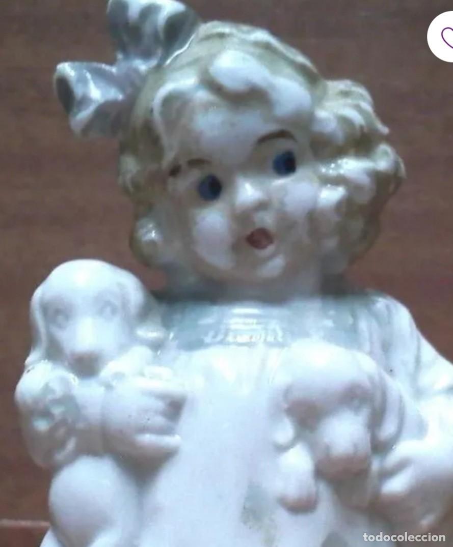 Antiguidades: Figura de porcelana, ni&ntilde;a con dos perros en brazos