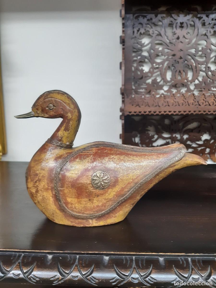 Antig&uuml;edades: PATO DE MADERA CON LATON/BRONCE. - Foto 5