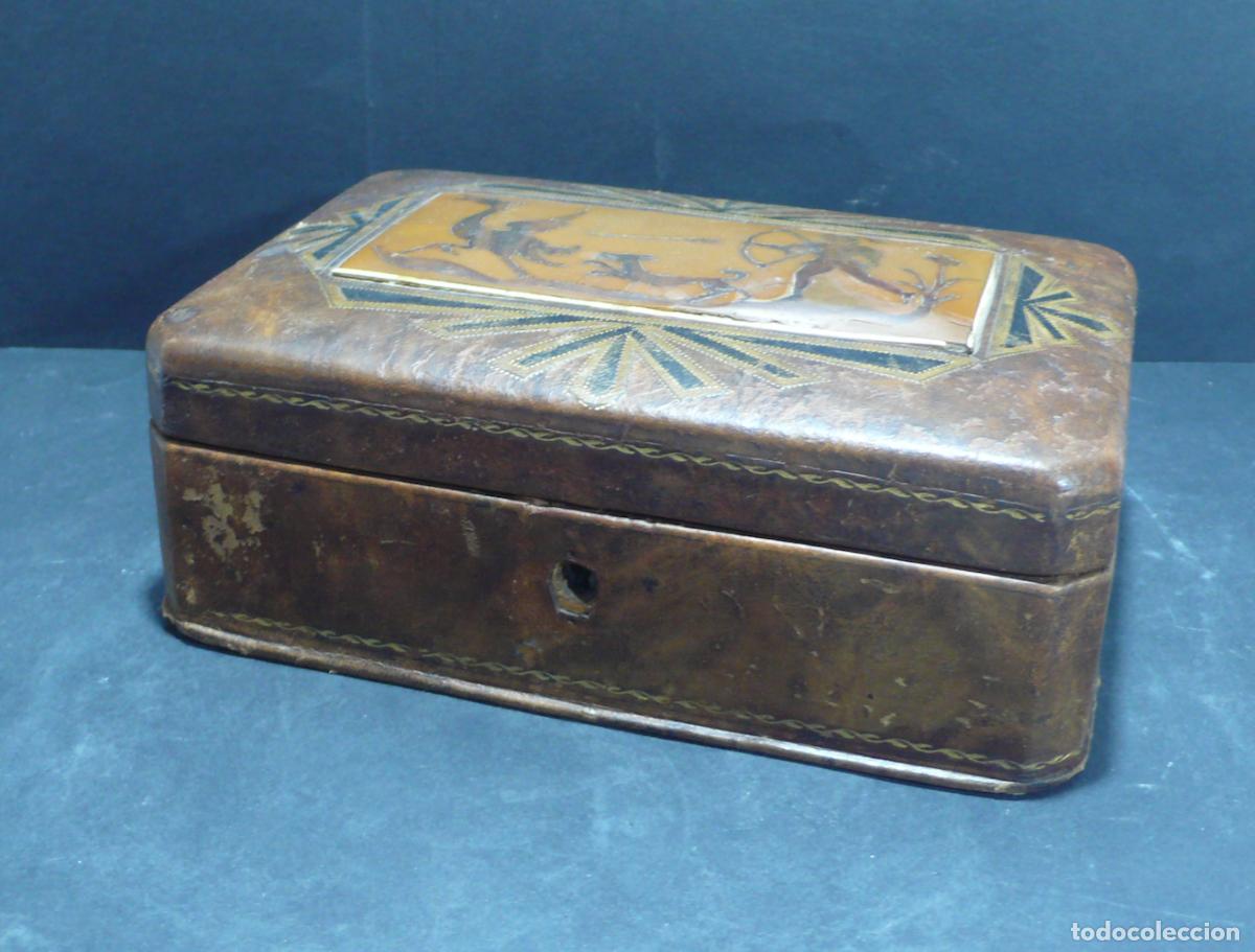 Antig&uuml;edades: CAJA DE MADERA FORRADA - Foto 1