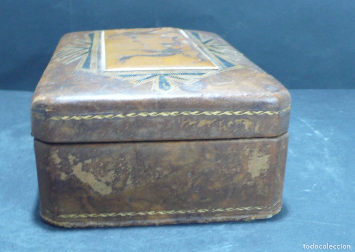 Antig&uuml;edades: CAJA DE MADERA FORRADA - Foto 2