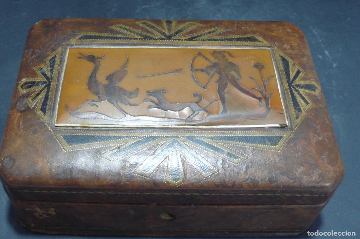Antig&uuml;edades: CAJA DE MADERA FORRADA - Foto 3