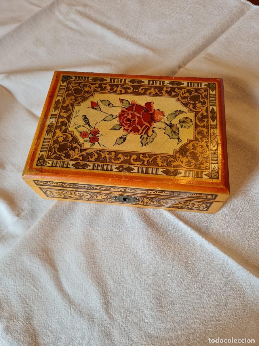 Antig&uuml;edades: Caja de madera pintada con espejo - Foto 1