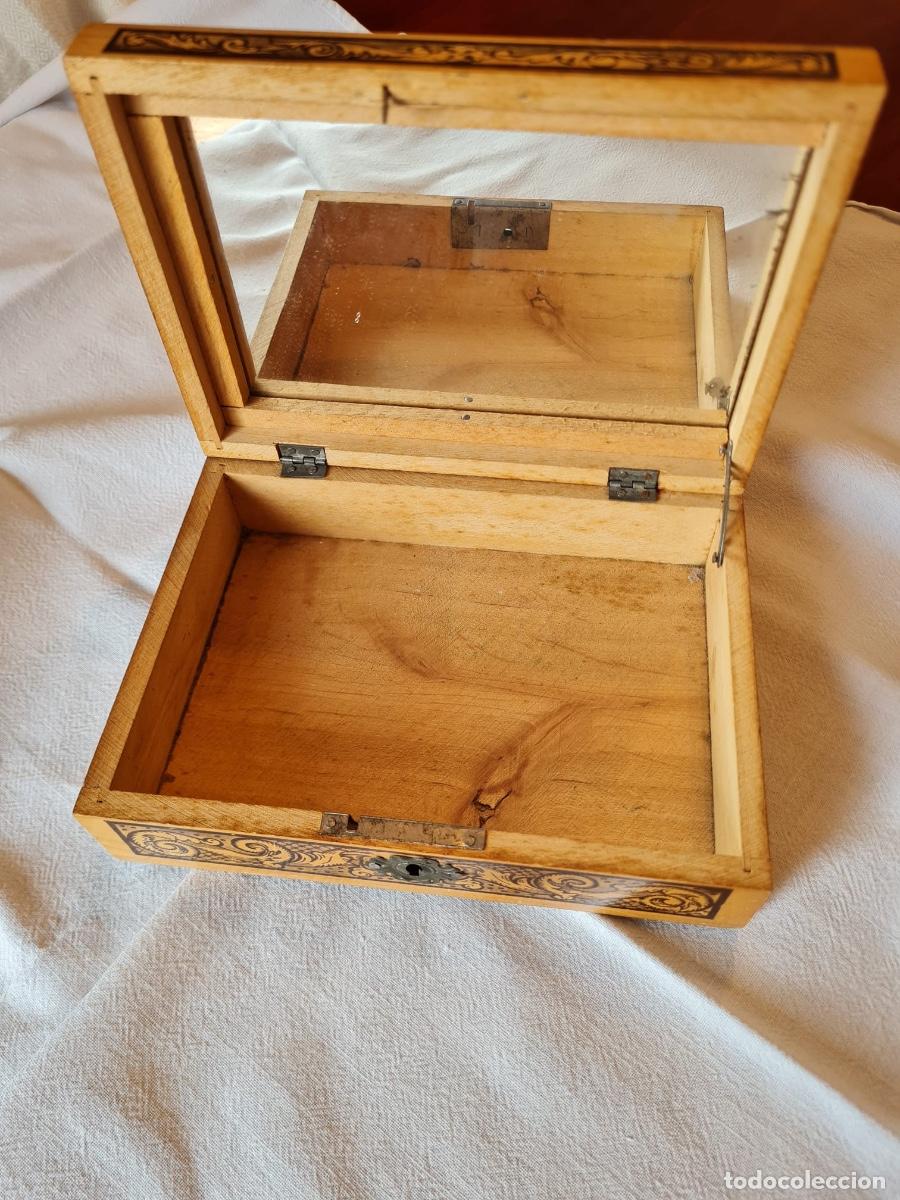 Antig&uuml;edades: Caja de madera pintada con espejo - Foto 2