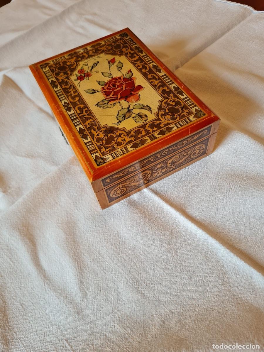 Antig&uuml;edades: Caja de madera pintada con espejo - Foto 3