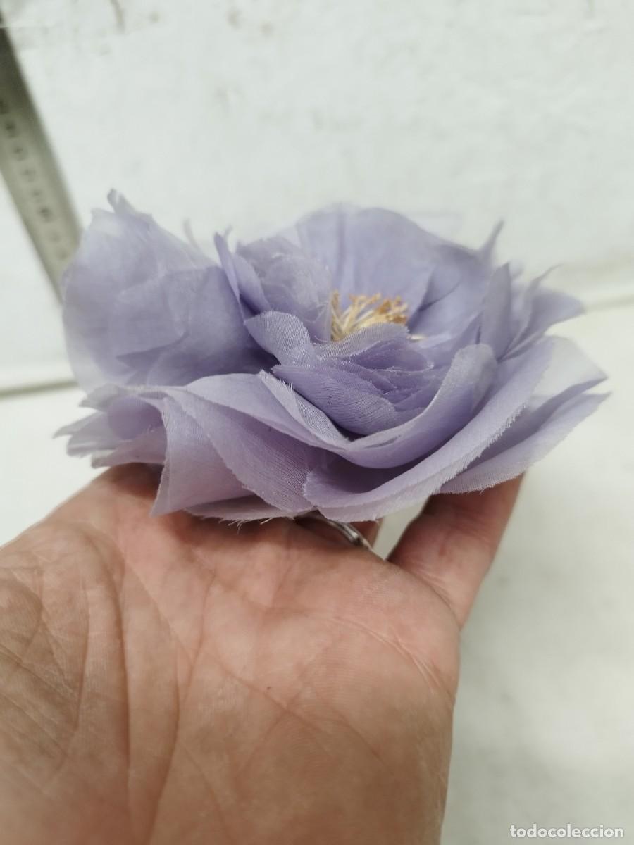 Antig&uuml;edades: Antigua flor de tela, complemento para sombrero, gorro de mujer.. - Foto 3
