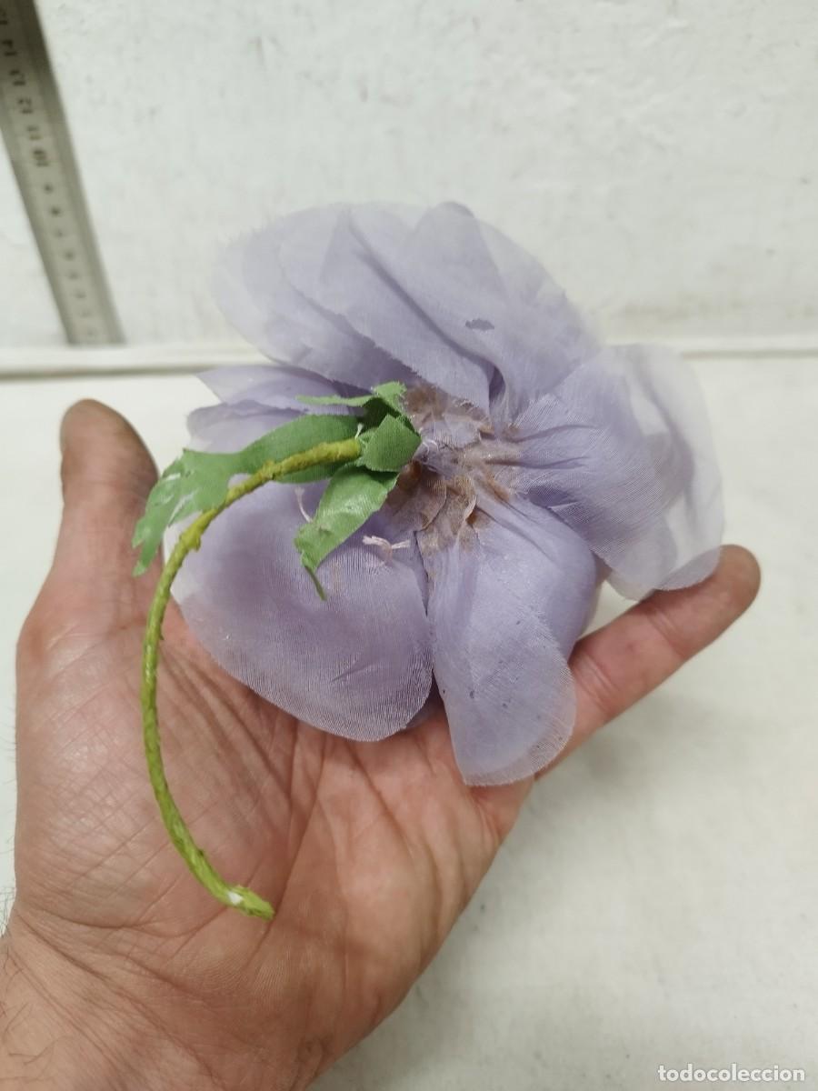 Antig&uuml;edades: Antigua flor de tela, complemento para sombrero, gorro de mujer.. - Foto 4