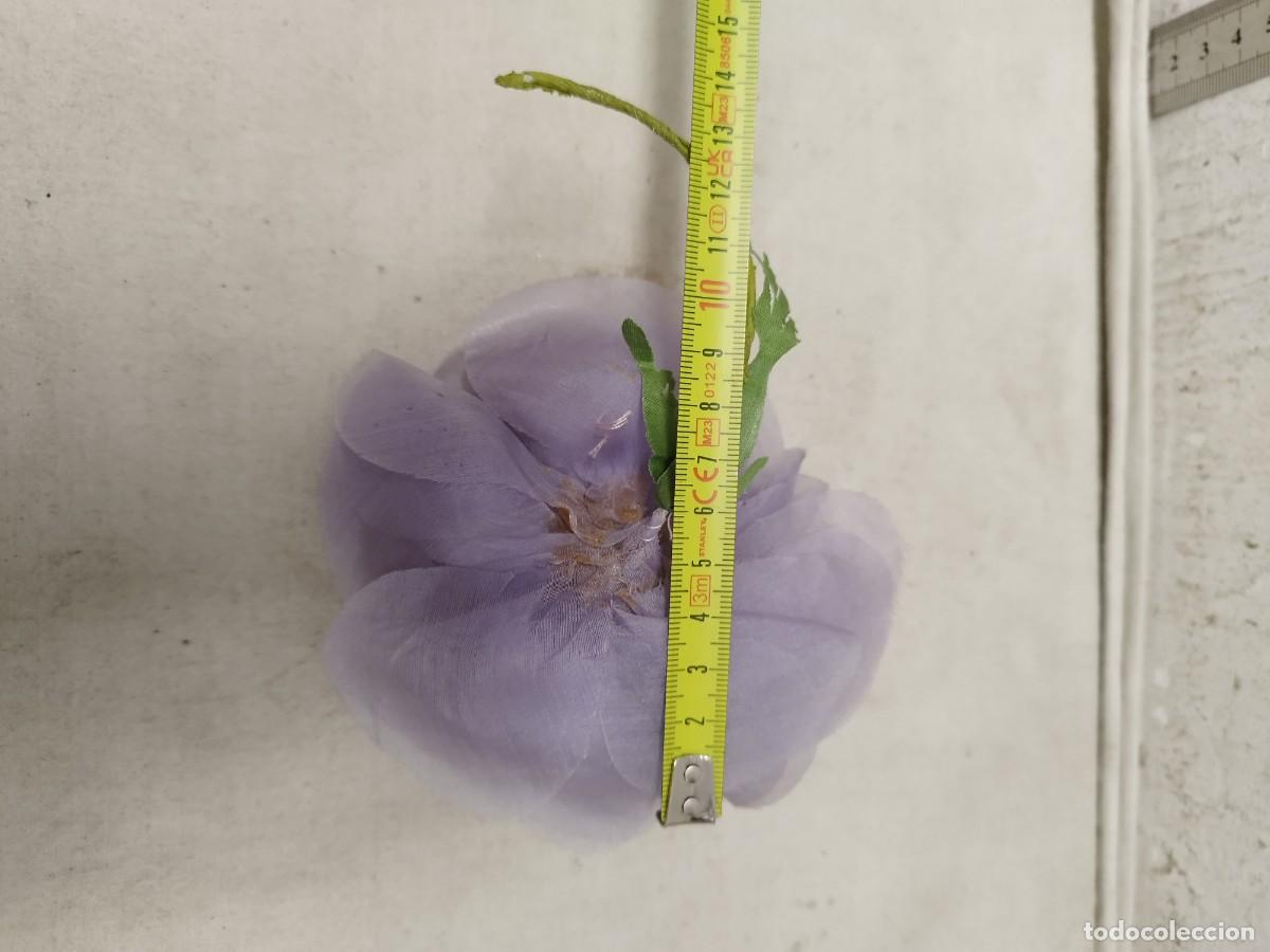 Antig&uuml;edades: Antigua flor de tela, complemento para sombrero, gorro de mujer.. - Foto 6